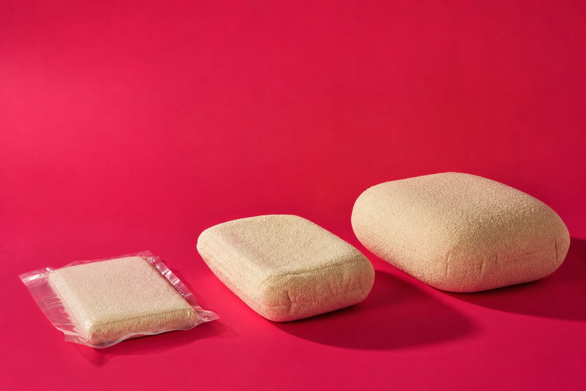 Três fases da espuma Expandtech sobre fundo rosa: selada a vácuo, meio expandida e no volume final