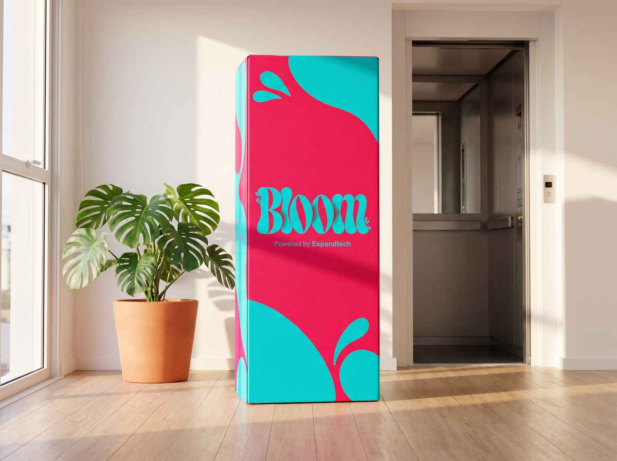 Caixa Bloom rosa com blobs azuis em pé numa sala clara, ao lado de um elevador aberto